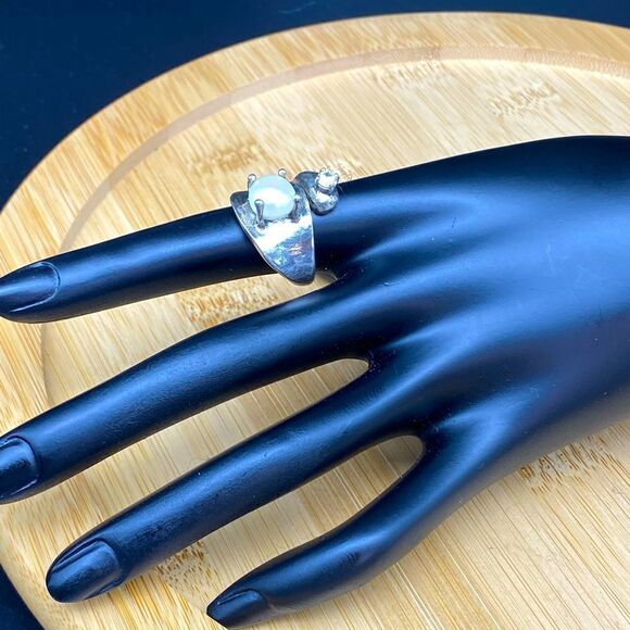Ladies 925 silver ring with 3/8” cultured pearl and 3/16” white stone sz 7 - Picture 1 of 13